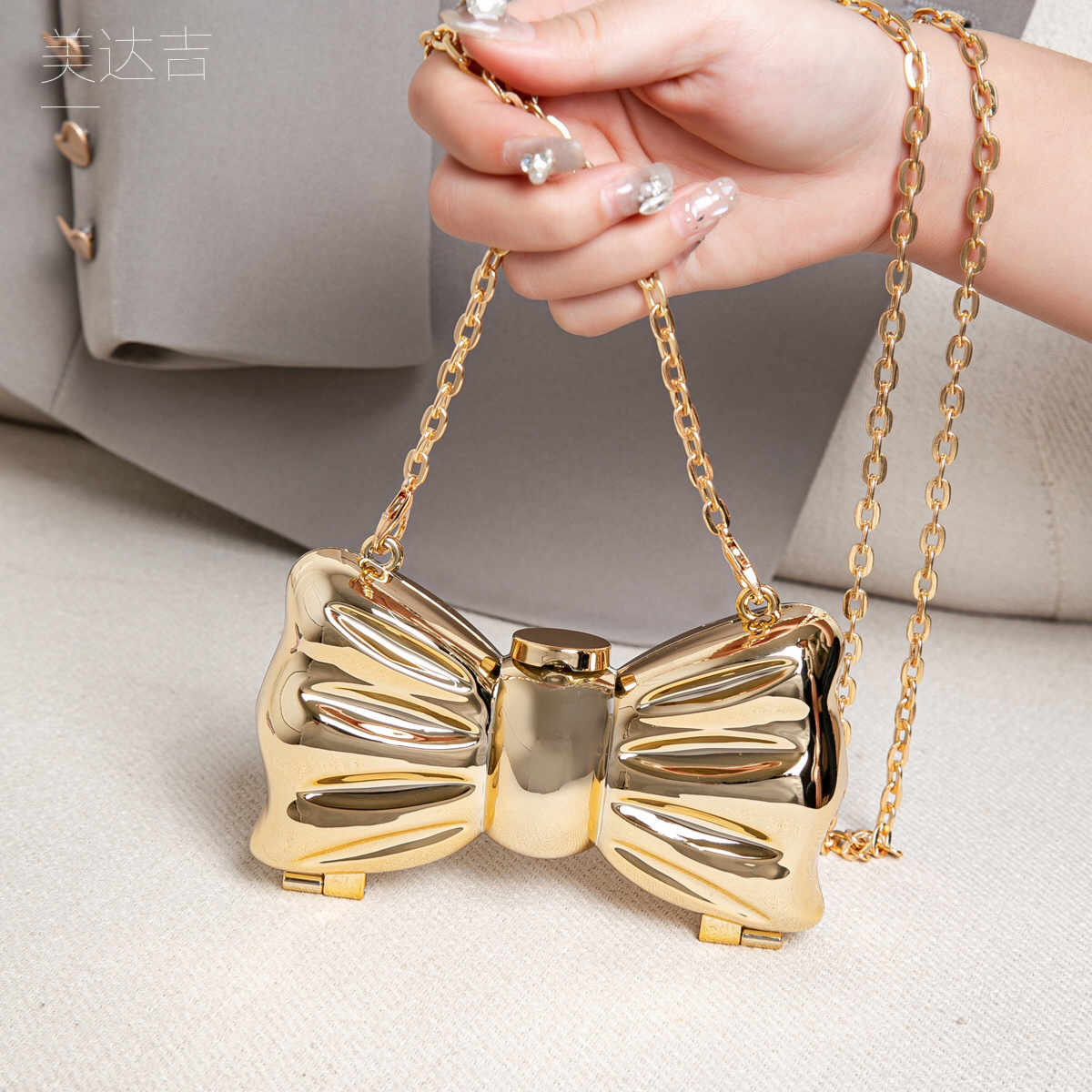 Glossy Gold Metal Bow Shaped M - Wedding Vendor recension och pris